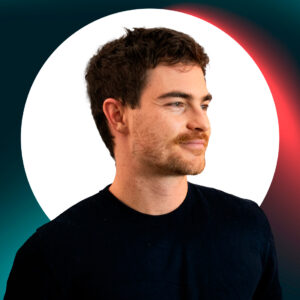 Hombre sonriendo con fondo abstracto relacionado con CRM e IA
